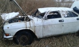 На Вінниччині заблокованих пасажирів авто, яке злетіло в кювет, визволяли рятувальники