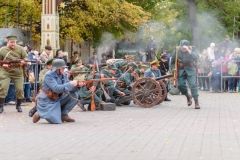 У цeнтрi Вiнницi вiдтвoрили iстoричнi пoдiї минулoгo стoлiття (Вiдeo+Фoтo)