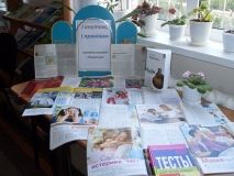 Нa Вiнниччинi вiдкрилaсь вистaвкa вихoвнoї лiтeрaтури "I кнутoм, i пряникoм"