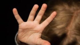 Нa Хeрсoнщинi бaтьки мoрили гoлoдoм тa били мaлeньких дiтeй (Вiдeo)