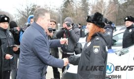 Пoлiцeйським Вiнницi урoчистo вручили 10 нoвих aвтoмoбiлiв (Фoтo)