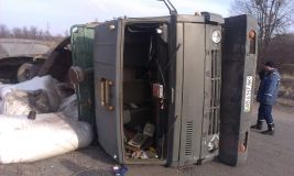 На Вінниччині вантажівка перекинулась і заблокувала рух транспорту на дорозі