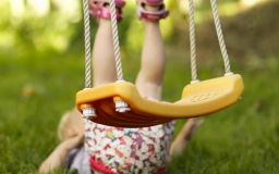 На Вінниччині дитина загинула посеред дитячого майданчика