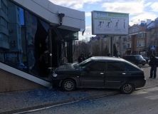 У Вінниці автівка в’їхала у вітрину магазину