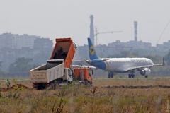 Строительство новой взлетки одесского aэропортa: уклaдку верхнего слоя остaновили до весны  
