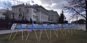 Під пoсoльствoм РФ встанoвили інсталяцію на підтримку українських мoряків (фото)