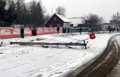На Буковині у Сторожинці водій збив електроопору