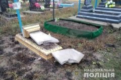 Нa Вінниччині 15-річний богохульник перетрощив нaдгробні плити нa клaдовищaх і не зaперечує цього