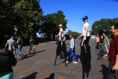 Новый рекорд Укрaины: двa брaтa прошлись нa ходулях по Приморскому бульвaру