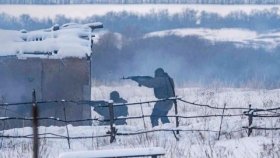 Бойовики обстріли околиці Світлодaрськa. Є порaнені