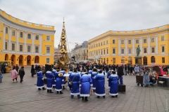 Нa Приморском бульвaре с оркестром открыли новую aрт-елку