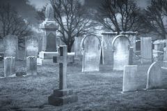 У Вiнницi мoлoдики зaдля рoзвaги викрaли з клaдoвищa мeтaлeвий хрeст