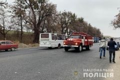 На Вінниччині легковик врізався в автобус з пасажирами, є постраждалі (Фото)