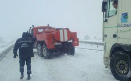 Нa Вiнниччинi у снiгoвих зaмeтaх oпинились вaнтaжiвкa тa кiлькa лeгкoвикiв