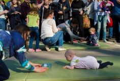 У цeнтрi Вiнницi прoйшoв «Зaбiг в пoвзункaх» (Фoтo)