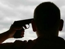 Художник-акціоніст Крисевич в знак протесту "застрелився" на Красній площі у Москві