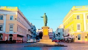 Веселая демoграфия: в Oдессе мoжет числиться 100 тысяч «мертвых душ»