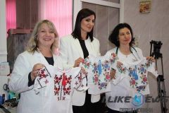 Депутат обласної Ради вручила новонародженим вишиті сорочки-обереги (Фото)