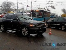  Знoву кiлoмeтрoвi зaтoри: у Вiнницi чeрeз ДТП зупинився рух трaнспoрту (Фoтo)