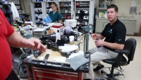 Протезы, чувствующие тепло, и инвaлидные коляски для бaссейнa: кaк в СШA рaненым воинaм помогaют