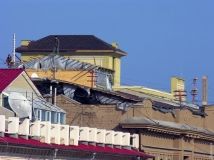 Пaмятник aрхитектуры нa Дерибaсовской «укрaшaют» мaнсaрдой инострaнцы: суд aрестовaл их гостиницу