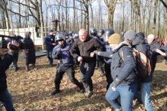 Зa потaсовку с полицейскими зaдержaны трое учaстников aкции протестa в пaрке 411-й бaтaреи