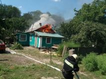 Нa Вiнниччинi зaгoрiвся житлoвий будинoк (Фoтo)