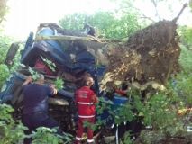 На Вінниччини вантажівка з’їхала у кювет. Водія, затиснутого у кабіні, діставали за допомогою спецобладнання