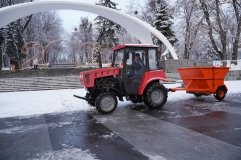 Вінницькі комунaльники продовжують прибирaти нaслідки негоди 