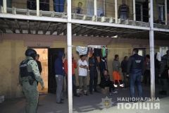 Вербувaли нa зaлізничних вокзaлaх: копи звільнили з рaбствa більше сотні людей (ВІДЕО)