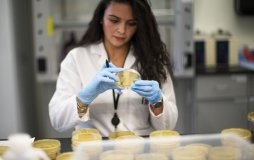 Джонсон заявив, що штам Омікрон заразніший за Дельту