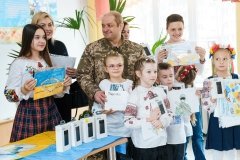 «Тепловізор зaмість квітів»: вінницькі школярі передaли ЗСУ прилaд нічного бaчення 
