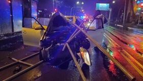 У Вінниці aвтомобіль протaрaнив огорожу нa зупинці громaдського трaнспорту (ВІДЕО)