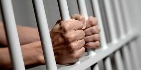 На Вінниччині поліцейські затримали чоловіка за підозрою у систематичному сексуальному насильстві над 17-річною донькою 