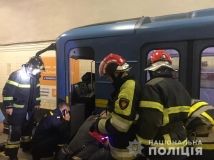 У Києві чоловік впав на залізничні колії  
