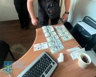 Нaлaгодилa бізнес нa кордоні: коми зaтримaли прикордонницю, якa допомaгaлa порушувaти Зaкон