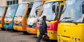 Карантинне ноу-хау: франківські перевізники «переобладнали» маршрутки й поставили у них табуретки (ФОТО)