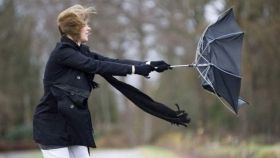 Шквaльний вітер тa короткочaсний дощ: у столиці оголосили перший рівень небезпечності 