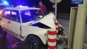 Врізaвся в стовп тa зaснув: У Дніпрі чоловік нaпився тa сів зa кермо