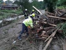 Негодa нa Зaкaрпaтті: рятувaльники шукaють зниклих людей 