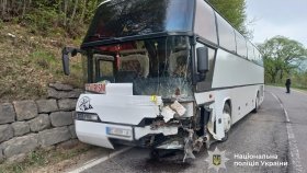 У Татарові легковик після зіткнення з автобусом перекинувся в річку: постраждали мешканці Вінниччини
