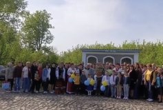 У селі на Вінниччині урочисто зустріли військового, який повернувся з полону
