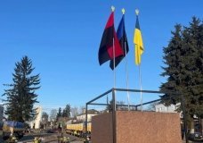Блакитно-чорний прапор як символ зниклих безвісти встановили на Вінниччині