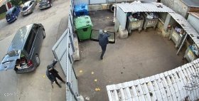 Порушника зафіксували: у Вінниці неподалік сміттєвого майданчика залишили лобове скло