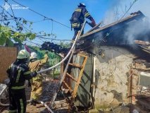 Загорілася господарська будівля через коротке замикання: рятувальники оперативно ліквідували пожежу