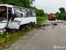 ДТП поблизу Вендичан: рятувальники визволили водія з понівеченого авто
