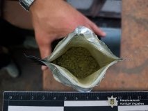 У Тульчині поліцейські вилучили у 21-річного чоловіка понад 100 грамів речовини, схожої на наркотичну