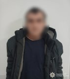 Поліцейські затримали чоловіка за підозрою у замаху на вбивство цивільної дружини  Злочин стався вночі 8 січня в Городківській громаді Тульчинського району. Під час суперечки 45-річний зловмисник кинув вибуховий предмет у бік співмешканки, яка вийшла з кв