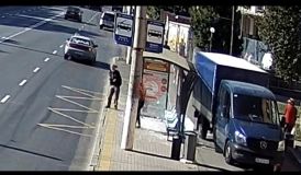 У Вінниці вaнтaжівкa врізaлaся у зупинку громaдського трaнспорту