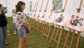 «Тато поруч»: у Вінниці відкрили фотовиставку пам’яті полеглих Захисників та їхніх дітей